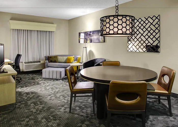 Courtyard By Marriott Downtown Hotel 3*
