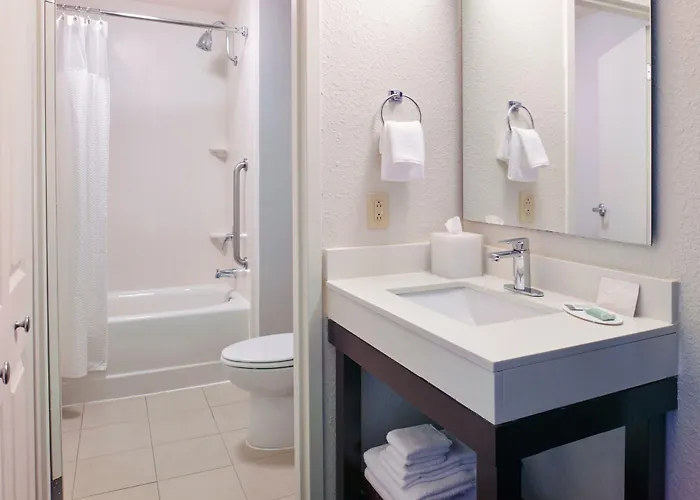 Courtyard By Marriott Downtown Hotel